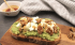 Tostada de guacamole con nueces